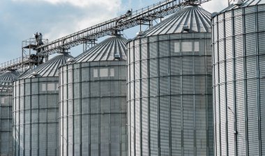 Tahıl deposu. Tahıl, buğday, mısır ve soya depolamak ve kurutmak için silolar. Tarım ve üretim tesisi.