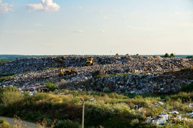 Şehir çöplüğünde plastik atık. Ev çöpü. Açık hava atık sahası.