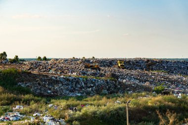 Çöp sahası. Çöplükte büyük bir çöp yığını. Belediye çöplüğü.