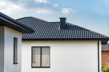 Yeni yapılmış bir ev. Ev modern metal fayanslarla kaplı. İnşa ediliyor.