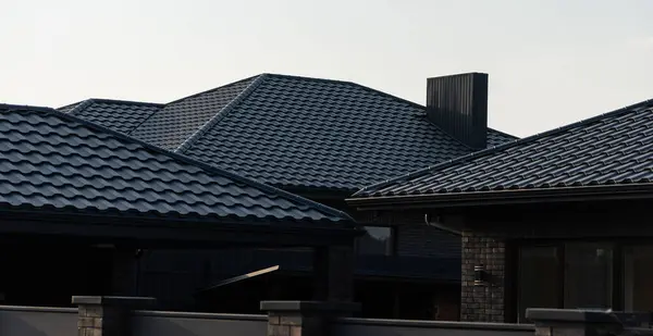 Çağdaş evlerin eşsiz çatılarını yakalıyor, açık gökyüzüne karşı farklı desenli fayanslar ve mimari özellikler sergiliyor..