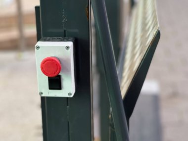 Göz hizasında konumlandırılan kırmızı düğme, bu hareketli açık havada acil durumlarda acil eylem çağrısında bulunarak güvenliğe olan bağlılığınızı gösterir..