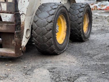 Güçlü bir vaşak buldozer çakıllı bir inşaat sahasında manevra yapıyor ve gelişim ve değerlendirme faaliyetleri için zemin hazırlıyor..