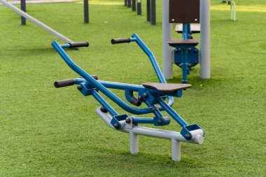Açık hava fitness alanı kamu kullanımı için tasarlanmış modern egzersiz makinelerine sahiptir. Bölge sakinleri, yeşil alanlarla çevrili sağlıklı bir yaşam tarzını teşvik etmek için fiziksel aktivitelere girişiyor..