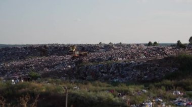 Arazi boyunca uzanan devasa bir atık alanı çöplük ve enkaz tabakalarını ortaya çıkarıyor..