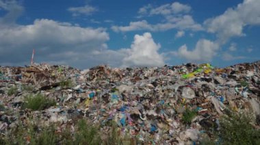 Çöp ve molozlarla dolu büyük bir atık sahasına daha yakından bakarak, atık birikiminin çevresel etkilerini ve bölgedeki kirlilik yönetiminin zorluklarını inceleyeceğiz.