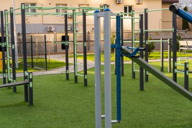 Bu dinamik fitness alanı çeşitli spor aletleri ve egzersiz makineleri içerir, hem bireysel antrenmanlar hem de grup antrenmanları için mükemmeldir. Yeşil çevre sağlıklı bir yaşam tarzını teşvik eder..