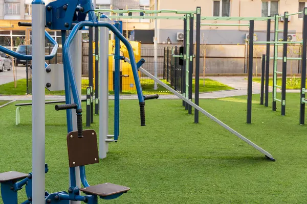 Bu canlı fitness alanı güç eğitimi için tasarlanmış birden fazla egzersiz makinesini özelleştirir.