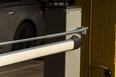 Gelişmiş bir otomatik kapı mekanizması kısmen açılır ve modern bir otoparka giriş sağlanır..