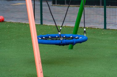 Çocuklar, güneşli bir günde renkli bir oyun parkında özgürce sallanırken saf neşeyi hissederler..