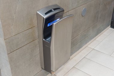 Bu modern el kurutma makinesi banyoya monte edilir, kullanıcılar için hijyen ve konforu artırırken elleri etkili bir şekilde kurutur..