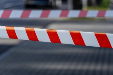 Şehir caddesinde çarpıcı bir uyarı bariyeri var. Tehlike sinyali veriyor ve gündüz vakti izinsiz girişi engelliyor..