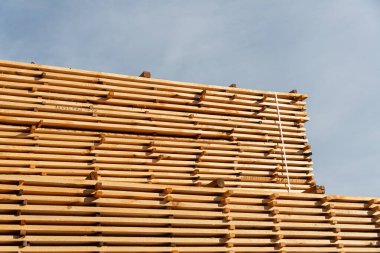 Tahta kalaslar kereste deposuna dikkatle istiflenir. Temiz havada işçiliği ve malzemelerin organizasyonunu gözler önüne sererler..