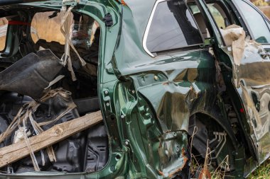 Metal buruşmuş ve parçalanmış. Aracın kalıntıları bir tarlada unutulmuş. Doğanın sessizliği içinde yakın zamanda meydana gelen bir kazanın kesin kanıtı..