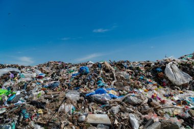 Plastik, enkaz ve çeşitli atık maddelerden oluşan büyük bir çöp sahası, kentsel kirlilik sorunlarını vurguluyor.