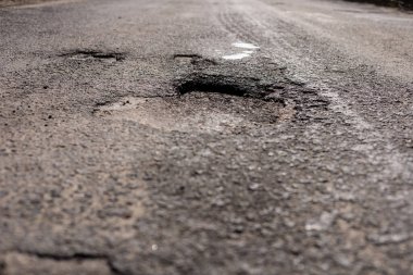 Otoyoldaki asfaltta meydana gelen önemli bir çatlak, sürücüler için acil bakım ve onarım çalışmaları gerektiren bir tehlike oluşturuyor..