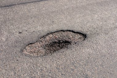 Şehir caddesinde derin bir çukur oluşması, bölgeden geçen araçlar ve yayalar için olası riskler yaratıyor..