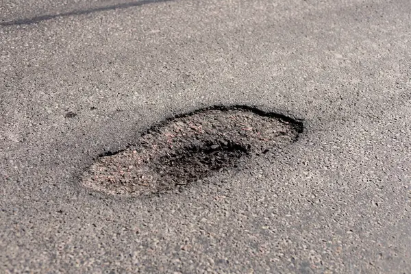 Şehir caddesinde derin bir çukur oluşması, bölgeden geçen araçlar ve yayalar için olası riskler yaratıyor..