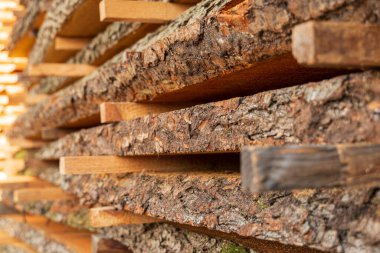 Kütük yığınları düzenli olarak düzenlenir, yumuşak gün ışığında doğal ağaç kabuklarını ve tahıllarını vurgulayarak, kereste hazırlığı önerilir..