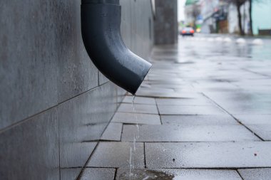 Asfalttan sürekli su damlıyor ve yağmurdan sonra şehirde küçük su birikintileri oluşturuyor..