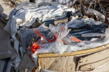 Hurdalıkta üst üste yığılmış plastik, karton ve karışık enkaz yığınları kentsel atık birikiminin etkilerini gözler önüne seriyor..