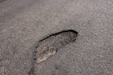 Son zamanlarda sağanak yağış, bir şehir caddesinin asfaltında belirgin bir ayak izi bıraktı. Bu da havanın altyapı üzerindeki etkilerini gösteriyor..