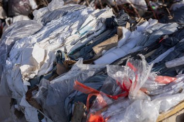 Atık yönetim tesisinde çeşitli geri dönüşümlü materyaller bir araya getirilerek, geri dönüşüm çabalarının önemini göstermektedir..