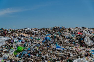 Ekolojik yönetimde devam eden kirlilik sorunlarını yansıtan, ağırlıklı olarak plastikten oluşan çeşitli atık tipleriyle dolu büyük bir atık alanı.