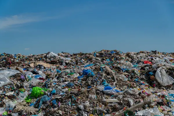 Ekolojik yönetimde devam eden kirlilik sorunlarını yansıtan, ağırlıklı olarak plastikten oluşan çeşitli atık tipleriyle dolu büyük bir atık alanı.