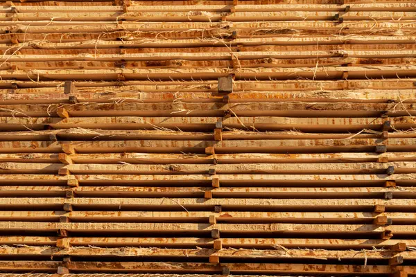 Bambu direkleri yatay olarak düzenlenir, doğal dokularını ve renklerini gösterir, çevre dostu yapılar için idealdir..