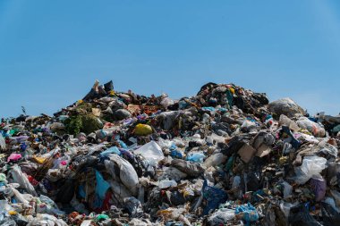 Plastik enkaz ve çöp yığınlarıyla dolu devasa bir çöp yığını, etkili atık yönetimi ve geri dönüşüm çözümlerine duyulan acil ihtiyacı gözler önüne seriyor..