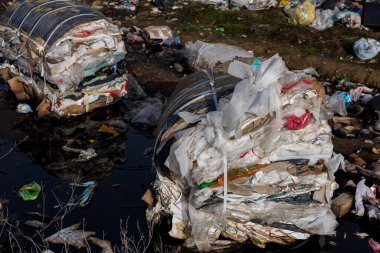 Daha iyi atık yönetimi uygulamalarına duyulan acil ihtiyacı vurgulayarak, büyük miktarda plastik ve karışık atık depolama sahasında birikiyor.
