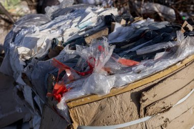 Toplanan plastik ve molozlar, devam eden kirliliği ve etkili atık yönetimi çözümlerine duyulan acil ihtiyacı vurgulayan bir çöp sahasına yığılmış durumda..