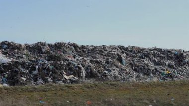 Plastik atıkla dolup taşan büyük bir atık alanı kirliliğin çevremiz ve gelecek nesiller üzerindeki etkisini gözler önüne seriyor.