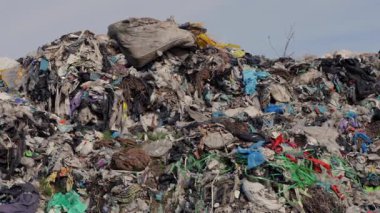 Plastik enkaz ve çöplerden oluşan dağlar, kirlilikle mücadele için sürdürülebilir atık yönetimi çözümlerine olan acil ihtiyacı vurguluyor