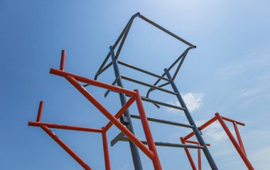 Sporcular spor salonundaki paralel barlarda dayanıklılık eğitimi alıyorlar, aktif ve sağlıklı yaşam tarzlarını destekliyorlar..