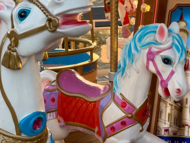 İki güzel dizayn edilmiş atlı karınca bir eğlence parkında çocukları keyiflendirmeye hazır, akşam güneşinin tadını çıkarıyorlar..