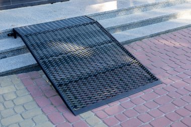 Metal bir rampa granit bir merdivenin üzerinde duruyor. Tuğladan yapılmış bir geçide çıkıyor. Gün ışığında tekerlekli sandalyeyle bölgeye ulaşılıyor..