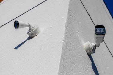 Güvenlik kameraları bir binanın köşesine güvenli bir şekilde yerleştirilmiş..