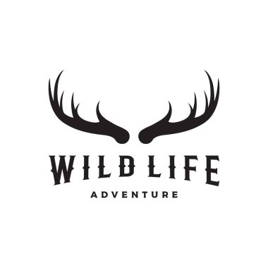 Geyik boynuzları ve klasik geyik kafası logosu. Rozet, geyik avcısı, macera ve vahşi yaşam logosu..