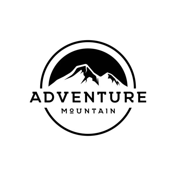 Retro Vintage Adventurer Logo Mit Pfeil Berg Und Kompasskonzept Logo — Stockvektor