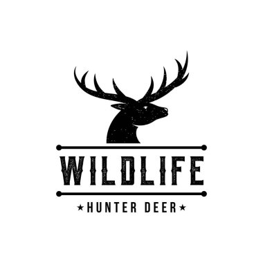 Geyik boynuzları ve klasik geyik kafası logosu. Rozet, geyik avcısı, macera ve vahşi yaşam logosu..