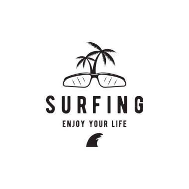 Yaz Sörfü Kaliforniya antika logosu üzerinde sörf tahtası ve dalga konsepti. Etiket logosu, yaz tatili, iş, rozet..