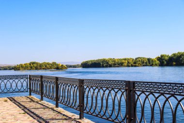 Nehrin üzerindeki köprünün manzarası