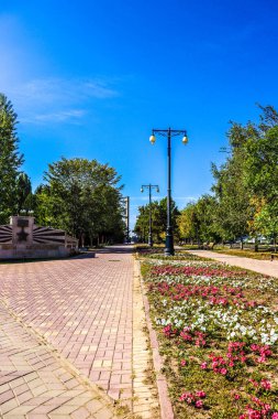 Çiçekler ve banklarla parkın güzel manzarası.