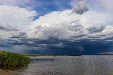 Denizin üzerinde fırtına bulutları