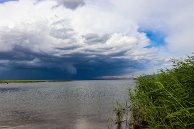 Göldeki bulutlar, fırtına bulutları
