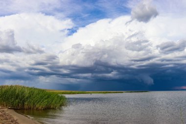 Bulutlu bir günde nehrin güzel bir görüntüsü