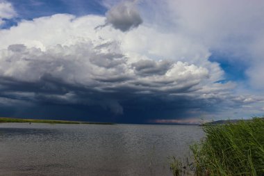Göl üzerinde fırtına bulutları. Çayır sahnesi. Gölün üzerinde fırtına bulutları.