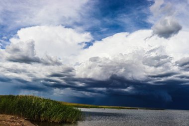 Göl üzerinde fırtına bulutları